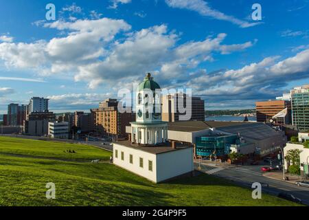 Die ikonische 120 Jahre alte Stadtuhr Halifax, ein historisches Wahrzeichen von Halifax, Nova Scotia. Halifax Downtown vom Citadel Hill aus gesehen mit Blick auf die T Stockfoto