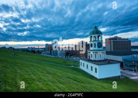 Die ikonische 120 Jahre alte Stadtuhr Halifax, ein historisches Wahrzeichen von Halifax, Nova Scotia. Halifax Downtown vom Citadel Hill aus gesehen mit Blick auf die T Stockfoto