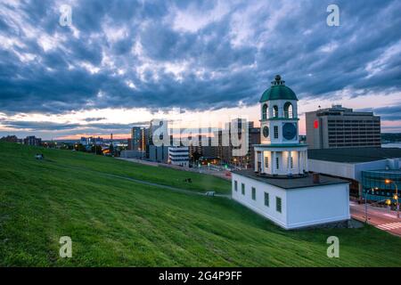 Die ikonische 120 Jahre alte Stadtuhr Halifax, ein historisches Wahrzeichen von Halifax, Nova Scotia. Halifax Downtown vom Citadel Hill aus gesehen mit Blick auf die T Stockfoto