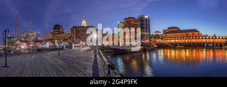 Panoramabild von Halifax Harbour mit regionaler Fähre. Halifax Skyline. Halifax, Nova Scotia, Kanada. Die geschäftige Halifax Waterfront. Stockfoto