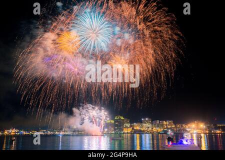 Grand Fireworks am Canada Day mit Blick auf die Halifax Waterfront, Halifax, Nova Scotia, Kanada. Canada Day Fireworks, aufgenommen von Dartmouth, Hafenfront. Stockfoto