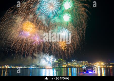 Grand Fireworks am Canada Day mit Blick auf die Halifax Waterfront, Halifax, Nova Scotia, Kanada. Canada Day Fireworks, aufgenommen von Dartmouth, Hafenfront Stockfoto