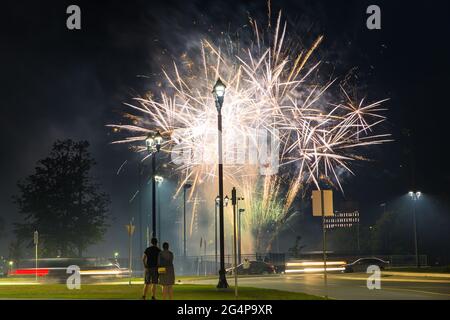 Grand Fireworks auf Kanada in der Innenstadt von Halifax, Nova Scotia, Kanada. Canada Day Fireworks als Paar genießen Sie den romantischen Moment. Stockfoto
