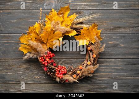 Schöner Herbstkranz auf Holzhintergrund Stockfoto