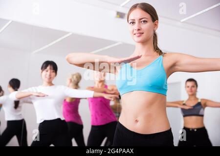 Gruppe lächelnder Menschen unterschiedlichen Alters tanzen Stockfoto