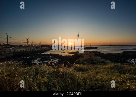 Windturbinen auf der Insel Jeju in Südkorea - 17. August 2019 Stockfoto