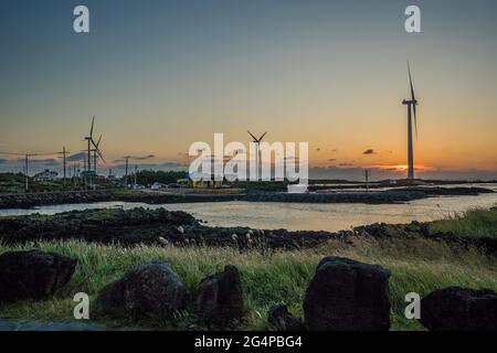 Windturbinen auf der Insel Jeju in Südkorea - 17. August 2019 Stockfoto