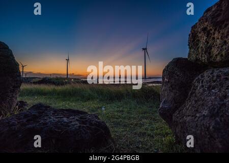 Windturbinen auf der Insel Jeju in Südkorea - 17. August 2019 Stockfoto