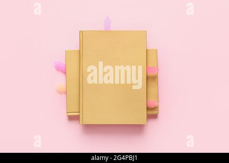 Bücher mit Lesezeichen auf farbigem Hintergrund Stockfoto