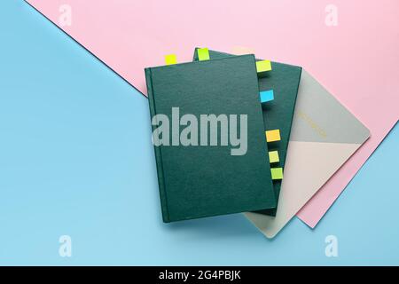 Bücher mit Lesezeichen auf farbigem Hintergrund Stockfoto