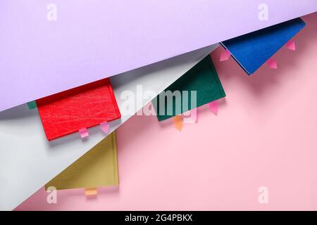 Bücher mit Lesezeichen auf farbigem Hintergrund Stockfoto