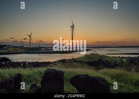 Windturbinen auf der Insel Jeju in Südkorea - 17. August 2019 Stockfoto