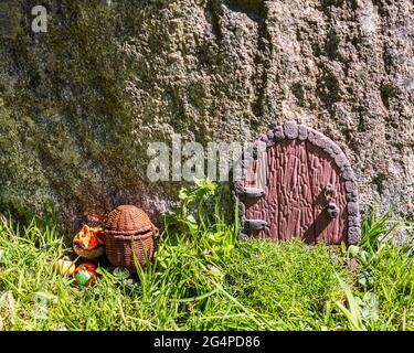 Feenhaus Tür aus Ton in Steinwand Miniatur-Setup. Stockfoto