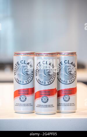 Calgary, Alberta - 22. Juni 2021: Eine Dose White Claw Hard Seltzer Himbeere Geschmack mit Kondensation. Stockfoto