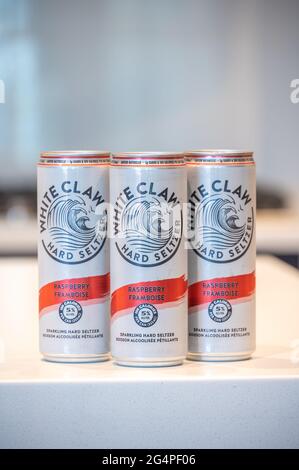 Calgary, Alberta - 22. Juni 2021: Eine Dose White Claw Hard Seltzer Himbeere Geschmack mit Kondensation. Stockfoto