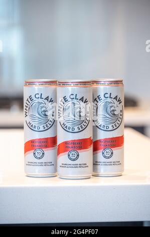 Calgary, Alberta - 22. Juni 2021: Eine Dose White Claw Hard Seltzer Himbeere Geschmack mit Kondensation. Stockfoto