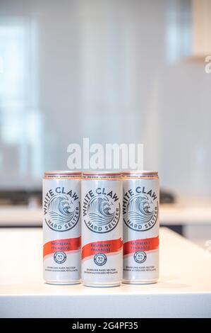 Calgary, Alberta - 22. Juni 2021: Eine Dose White Claw Hard Seltzer Himbeere Geschmack mit Kondensation. Stockfoto