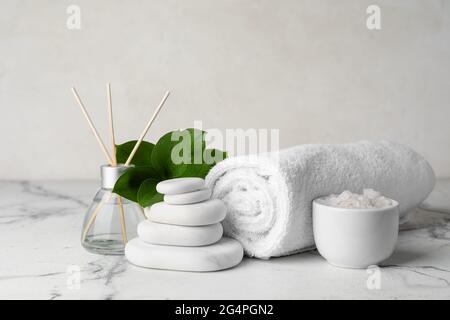 Set mit Spa-Zubehör auf weißem Hintergrund Stockfoto