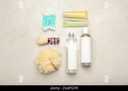 Komposition mit Wattestäbchen, Pinsel und Kosmetikprodukten auf hellem Hintergrund Stockfoto