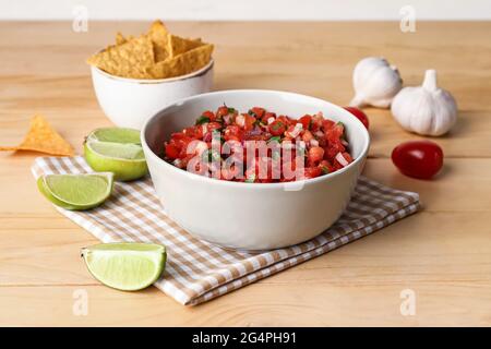 Schüssel mit leckeren Pico de Gallo Salsa auf dem Tisch Stockfoto