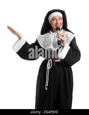 Reife Nonne mit Mikrofon auf weißem Hintergrund Stockfoto