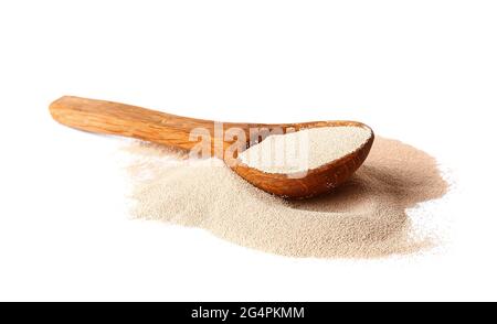 Haufen aktiver Trockenhefe und Holzlöffel auf weißem Hintergrund Stockfoto