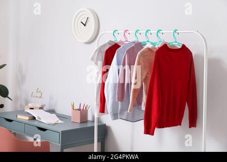Regal mit stilvoller Schuluniform im Innenraum des Zimmers Stockfoto