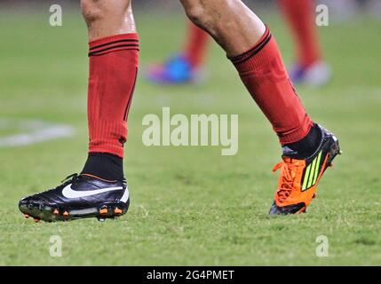 WASHINGTON, DC - 28. Juli 2012: Emilliano Dudar von DC United brach einen Schuh und hatte einen nicht übereinstimmenden Ersatz spät im Spiel gegen PSG (Paris Saint- Stockfoto