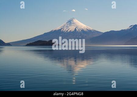 Der Vulkan Osorno, schneebedeckter Gipfel am Allerheiligen-See in der Nähe von Puerto Varas, chilenischer Seengebiet, Chile. Stockfoto