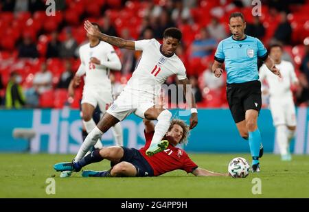 London, Großbritannien. Juni 2021. Der Engländer Marcus Rashford (up) steht mit dem tschechischen Alex Kral während des Spiels der Gruppe D zwischen England und der Tschechischen Republik bei der UEFA EURO 2020 in London, Großbritannien, am 22. Juni 2021 gegenüber. Quelle: Han Yan/Xinhua/Alamy Live News Stockfoto