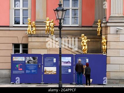 Potsdam, Deutschland. Juni 2021. Auf der Flaggentreppe des landtagsgebäudes des Landes Brandenburg wurden neun vergoldete Engelsfiguren, die Musik spielten, nach historischen Vorbildern aufgestellt. Die sogenannte goldene Engelstreppe des Potsdamer Stadtpalastes, die im Zweiten Weltkrieg abbrannte, entstand 1752 nach einer Zeichnung von König Friedrich dem Großen. Quelle: Jens Kalaene/dpa-Zentralbild/ZB/dpa/Alamy Live News Stockfoto