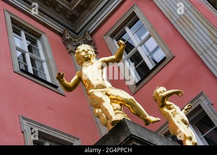 Potsdam, Deutschland. Juni 2021. Auf der Flaggentreppe des landtagsgebäudes des Landes Brandenburg wurden neun vergoldete Engelsfiguren, die Musik spielten, nach historischen Vorbildern aufgestellt. Die sogenannte goldene Engelstreppe des Potsdamer Stadtpalastes, die im Zweiten Weltkrieg abbrannte, entstand 1752 nach einer Zeichnung von König Friedrich dem Großen. Quelle: Jens Kalaene/dpa-Zentralbild/ZB/dpa/Alamy Live News Stockfoto