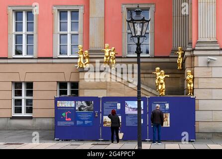 Potsdam, Deutschland. Juni 2021. Auf der Flaggentreppe des landtagsgebäudes des Landes Brandenburg wurden neun vergoldete Engelsfiguren, die Musik spielten, nach historischen Vorbildern aufgestellt. Die sogenannte goldene Engelstreppe des Potsdamer Stadtpalastes, die im Zweiten Weltkrieg abbrannte, entstand 1752 nach einer Zeichnung von König Friedrich dem Großen. Quelle: Jens Kalaene/dpa-Zentralbild/ZB/dpa/Alamy Live News Stockfoto