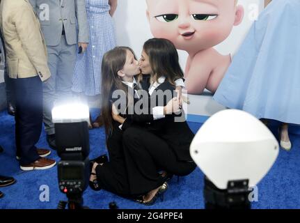 New York, Usa. Juni 2021. Hilaria Baldwin und ihre Tochter Carmen Gabriela Baldwin küssen sich, als sie am Dienstag, den 22. Juni 2021, bei der Weltpremiere von DreamWorks Animations „The Boss Baby: Family Business“ im SVA Theater in New York City auf dem roten Teppich ankamen. Foto von John Angelillo/UPI Credit: UPI/Alamy Live News Stockfoto