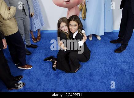 New York, Usa. Juni 2021. Hilaria Baldwin und ihre Tochter Carmen Gabriela Baldwin umarmen sich, als sie am Dienstag, den 22. Juni 2021, bei der Weltpremiere von DreamWorks Animations „The Boss Baby: Family Business“ im SVA Theater in New York City auf dem roten Teppich ankommen. Foto von John Angelillo/UPI Credit: UPI/Alamy Live News Stockfoto