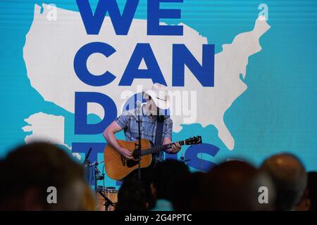 Nashville, Usa. Juni 2021. Nashville, Tennessee - 22. Juni 2021: Der Singer-Songwriter Brad Palagny tritt auf, nachdem er am Dienstag Nachmittag, den 22. Juni 2021, in der Innenstadt von Nashville, Tennessee, eine Pop-up-Impfstelle in der Ole Smoky Distillery und Yee-Haw Brewing Co. Besucht hat. Kredit: Adrian E Morales/der Fotozugang Kredit: Der Fotozugang/Alamy Live Nachrichten Stockfoto