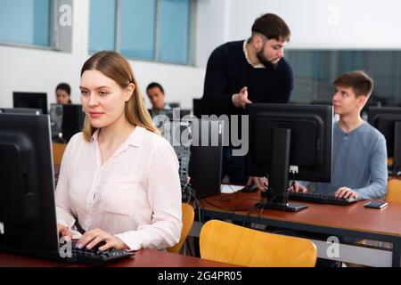 Studentin arbeitet am Computer Stockfoto