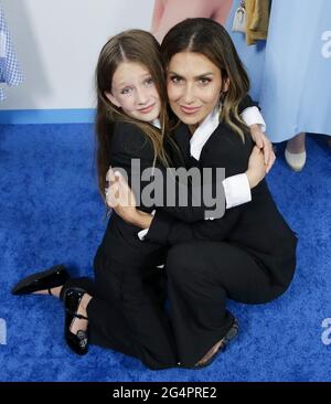 New York, Usa. Juni 2021. Hilaria Baldwin und ihre Tochter Carmen Gabriela Baldwin umarmen sich, als sie am Dienstag, den 22. Juni 2021, bei der Weltpremiere von DreamWorks Animations „The Boss Baby: Family Business“ im SVA Theater in New York City auf dem roten Teppich ankommen. Foto von John Angelillo/UPI Credit: UPI/Alamy Live News Stockfoto