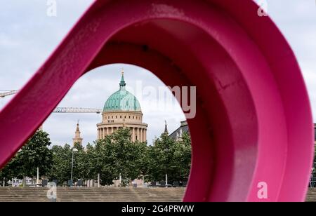 Potsdam, Deutschland. Juni 2021. Blick durch künstlerisch gestaltete farbige Figuren im Garten Lustgarten im Stadtzentrum zur Nikolaikirche am Alten Markt. Quelle: Jens Kalaene/dpa-Zentralbild/ZB/dpa/Alamy Live News Stockfoto