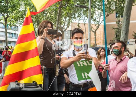 Barcelona, Spanien. Juni 2021. Der Protestler, der eine Maske mit LGBT-Farben trägt, ist mit einem Banner mit der Aufschrift: Pardon = Beleidigung während des Protestes zu sehen.die spanische rechtsextreme Partei Vox hat zusammen mit der politischen Partei Ciudadanos eine Demonstration auf dem Artos-Platz in Barcelona, einem regelmäßigen Ort für rechtsextreme Kundgebungen, Gegen den Präsidenten der spanischen Regierung, Pedro Sanchez, für die Entscheidung, die inhaftierten katalanischen Unabhängigkeitspolitiker zu begnadigen. (Foto von Thiago Prudencio/SOPA Images/Sipa USA) Quelle: SIPA USA/Alamy Live News Stockfoto