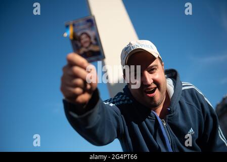 Buenos Aires, Argentinien. Januar 2022. Ein Mann mit einem Bild von Diego Maradona sah Obelisk angeschrien.um 16:09 Uhr, genau zu der Zeit, als der Argentinier Diego Armando Maradona bei der Weltmeisterschaft 1986 in Mexiko das zweite Tor gegen die Engländer erzielte, wurde eine Hommage an 35 Jahre des historischen Moments gehalten. Die Argentinier gingen auf die Straße und riefen ‘Tor'. Kredit: SOPA Images Limited/Alamy Live Nachrichten Stockfoto