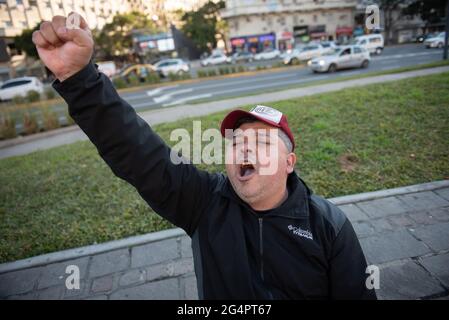 Buenos Aires, Argentinien. Juni 2021. Ein Mann sah Obelisk angeschrien.um 16:09 Uhr, genau zu der Zeit, als der Argentinier Diego Armando Maradona bei der Weltmeisterschaft 1986 in Mexiko das zweite Tor gegen die Engländer erzielte, wurde eine Hommage an 35 Jahre des historischen Moments gehalten. Die Argentinier gingen auf die Straße und riefen ‘Tor'. Kredit: SOPA Images Limited/Alamy Live Nachrichten Stockfoto