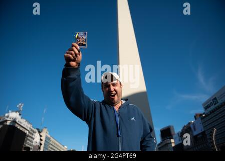 Buenos Aires, Argentinien. Januar 2022. Ein Mann mit einem Bild von Diego Maradona sah Obelisk angeschrien.um 16:09 Uhr, genau zu der Zeit, als der Argentinier Diego Armando Maradona bei der Weltmeisterschaft 1986 in Mexiko das zweite Tor gegen die Engländer erzielte, wurde eine Hommage an 35 Jahre des historischen Moments gehalten. Die Argentinier gingen auf die Straße und riefen ‘Tor'. Kredit: SOPA Images Limited/Alamy Live Nachrichten Stockfoto