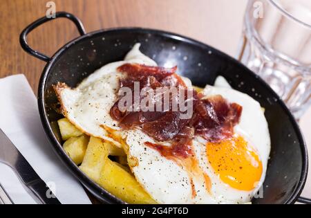 Zerbrochene Eier mit Jabugo-Schinken Stockfoto