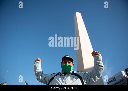 Buenos Aires, Argentinien. Juni 2021. Ein Mann sah Obelisk angeschrien.um 16:09 Uhr, genau zu der Zeit, als der Argentinier Diego Armando Maradona bei der Weltmeisterschaft 1986 in Mexiko das zweite Tor gegen die Engländer erzielte, wurde eine Hommage an 35 Jahre des historischen Moments gehalten. Die Argentinier gingen auf die Straße und riefen ‘Tor'. Kredit: SOPA Images Limited/Alamy Live Nachrichten Stockfoto