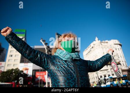 Buenos Aires, Argentinien. Juni 2021. Eine Frau sah, wie sie Obelisk anschrie.um 16:09 Uhr, genau zu der Zeit, als der Argentinier Diego Armando Maradona bei der Weltmeisterschaft 1986 in Mexiko das zweite Tor gegen die Engländer erzielte, wurde eine Hommage an 35 Jahre des historischen Moments gehalten. Die Argentinier gingen auf die Straße und riefen ‘Tor'. Kredit: SOPA Images Limited/Alamy Live Nachrichten Stockfoto