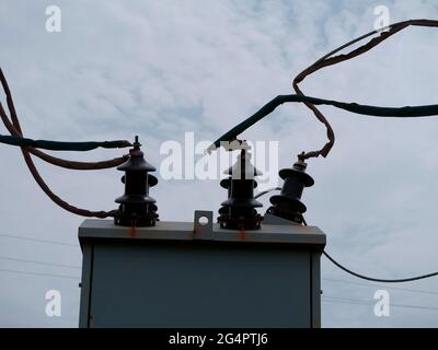 Kabelanschluss des Stromtrafos im Hintergrund des Himmels isoliert Stockfoto