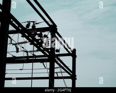 Elektrischer Anschluss Eisenguss Seitenrahmen auf blauem Himmel Hintergrund Stockfoto