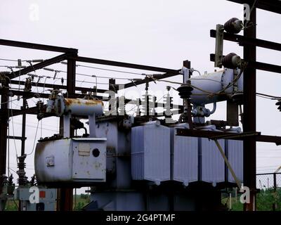 Anschluss für die kritische Sicherung des Transformators für die Stromversorgung auf blauem Himmel Stockfoto
