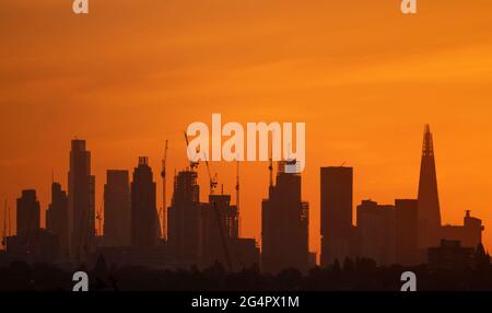 Wimbledon, London, Großbritannien. 23. Juni 2021. Der erste klare Sonnenaufgang mit einem goldenen Himmel über London seit der wolkenlosen Sommersonnenwende am 21. Juni. Quelle: Malcolm Park/Alamy Live News Stockfoto